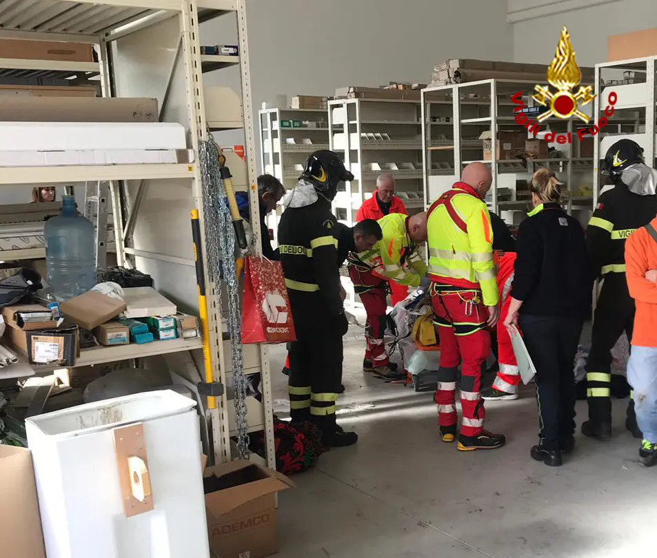 Operaio Cade Dal Tetto Di Un Capannone, Grave Incidente Sul Lavoro A ...