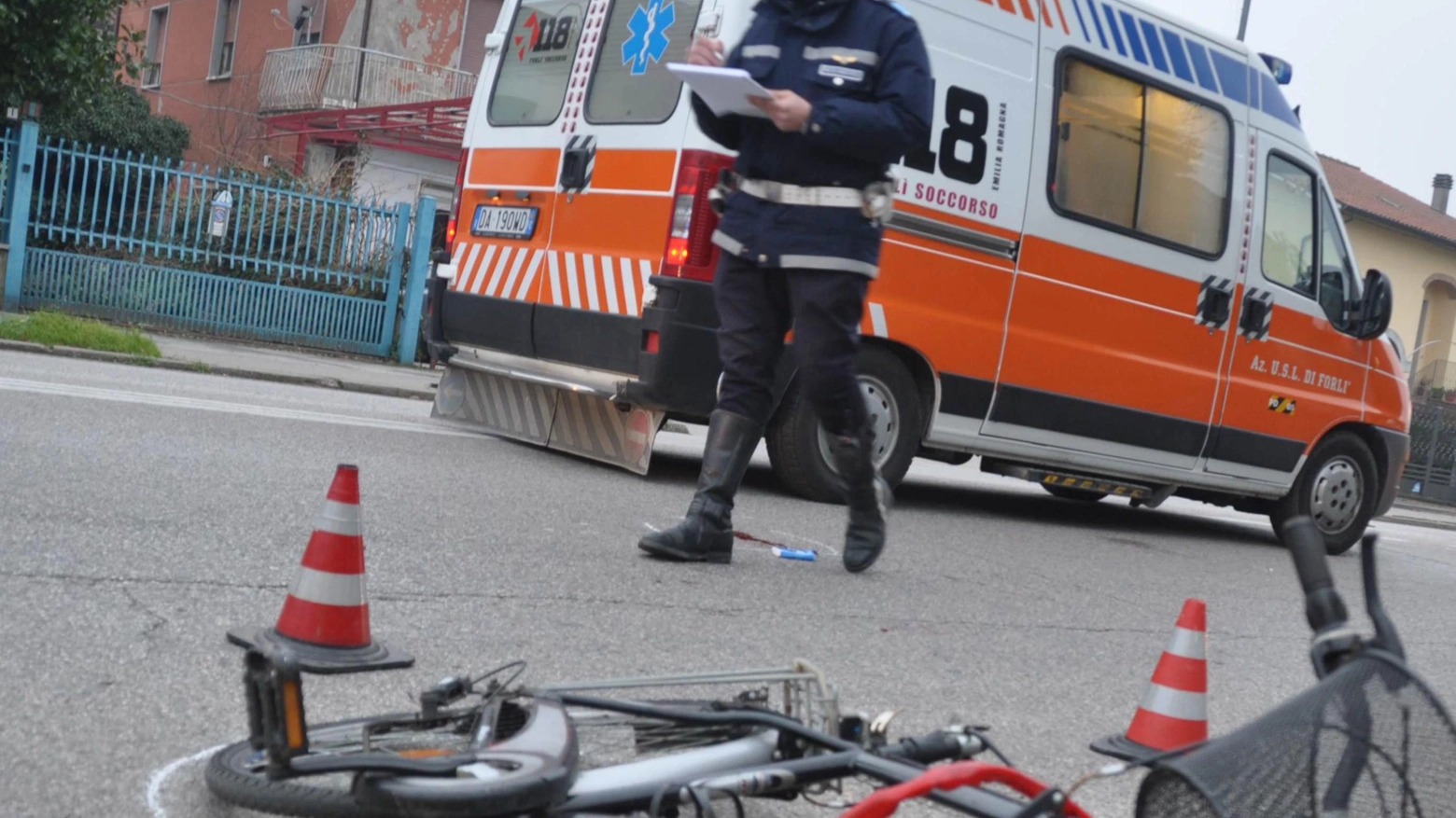 Ciclista muore contro un  furgone  Ragazzino si schianta con lo scooter