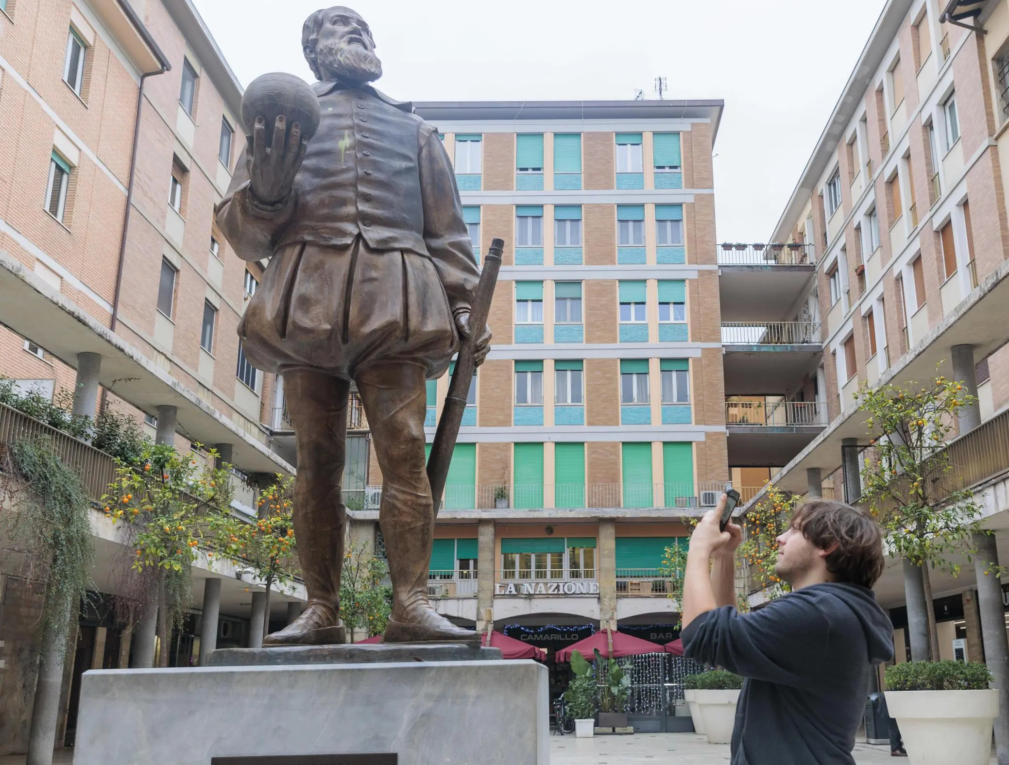 La statua di Galilei in Largo Ciro Menotti la pi fotografata