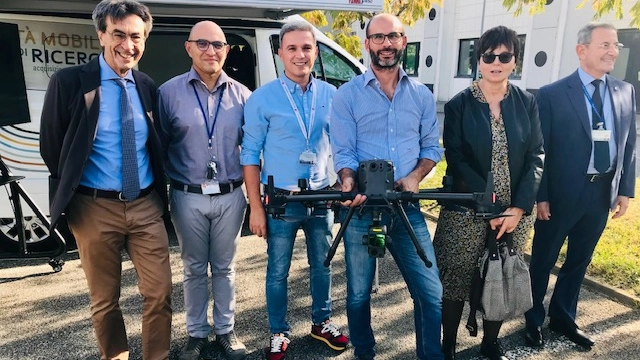 La presidente del Cnr Carrozza e un gruppo di ricercatori