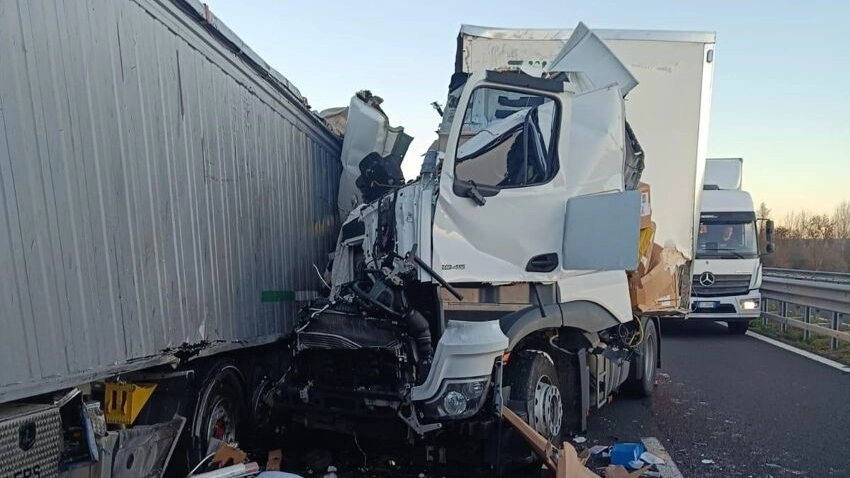 Uno dei camion distrutti nell'incidente