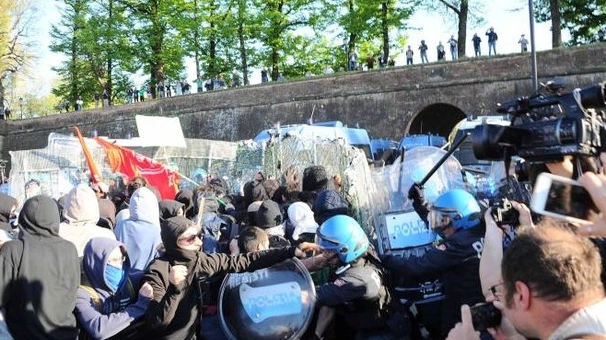 Un momento degli scontri a Lucca