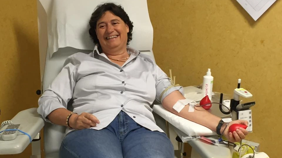 Stefania Saccardi durante la donazione di sangue