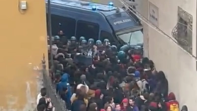 I manifestanti cercano di entrare in piazza dei Cavalieri (da Facebook)