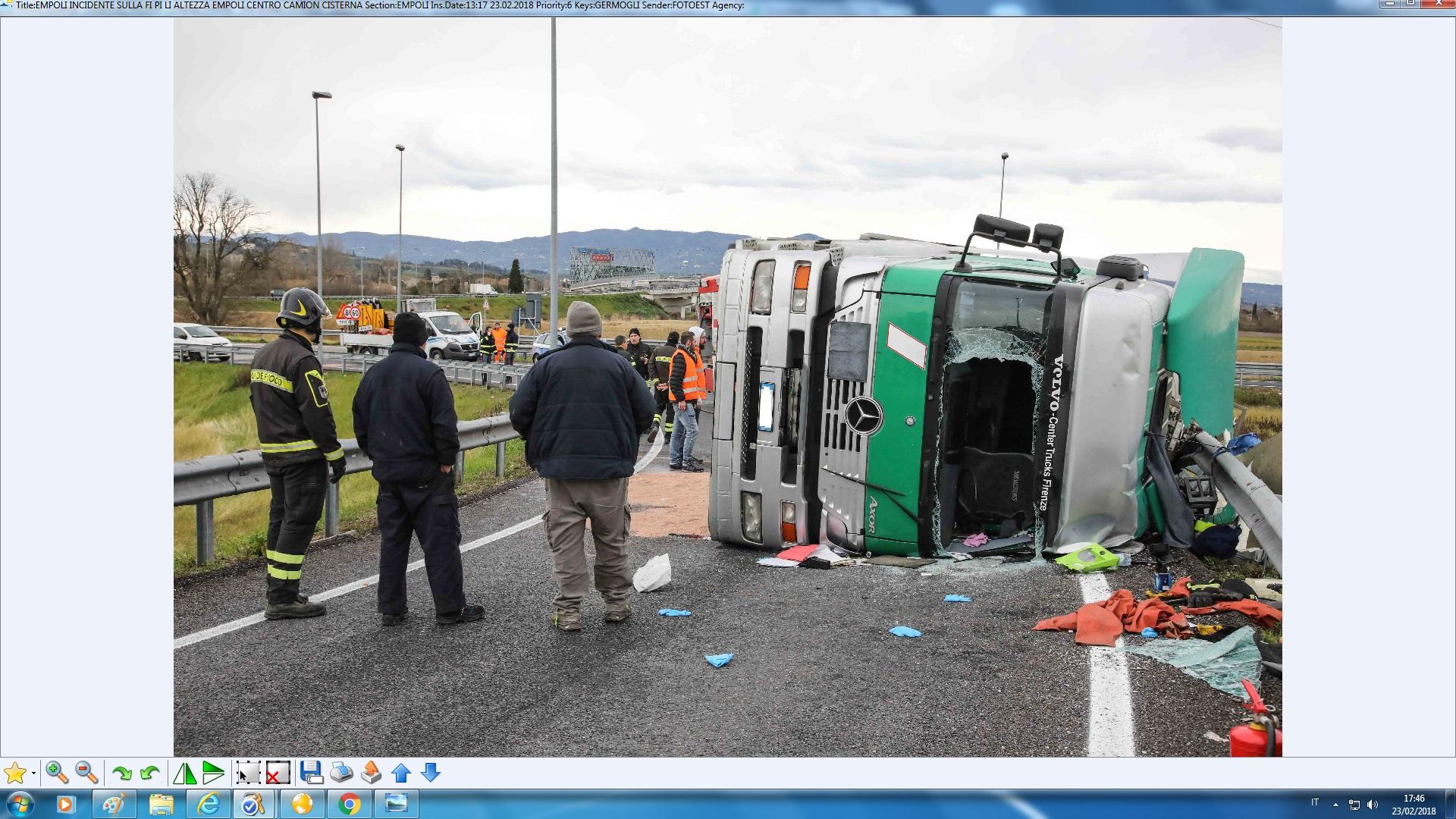 Camion Si Ribalta, Conducente Estratto Dai Vigili Del Fuoco / FOTO