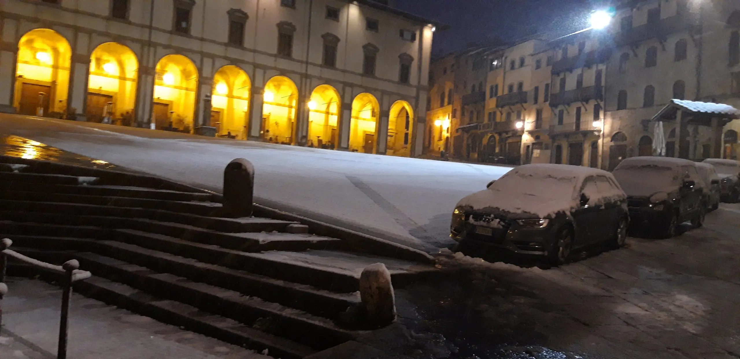 Nevicata nella notte citt imbiancata A1 chiusa un ora allerta