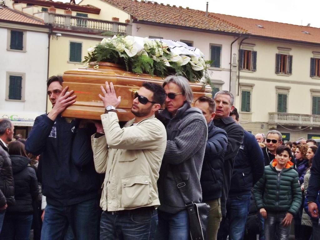 Centinaia Di Persone In Lacrime Per Gianluca Cardelli