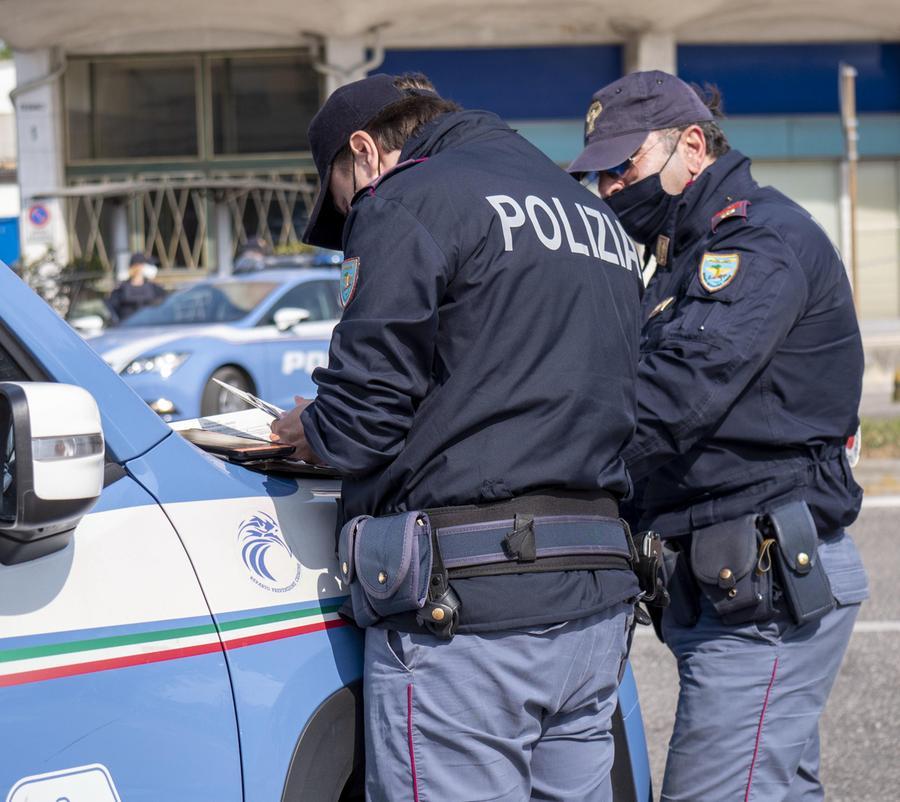 Due Ospiti Non Escono Di Casa E Lui Li Minaccia Con Una Motosega 4060