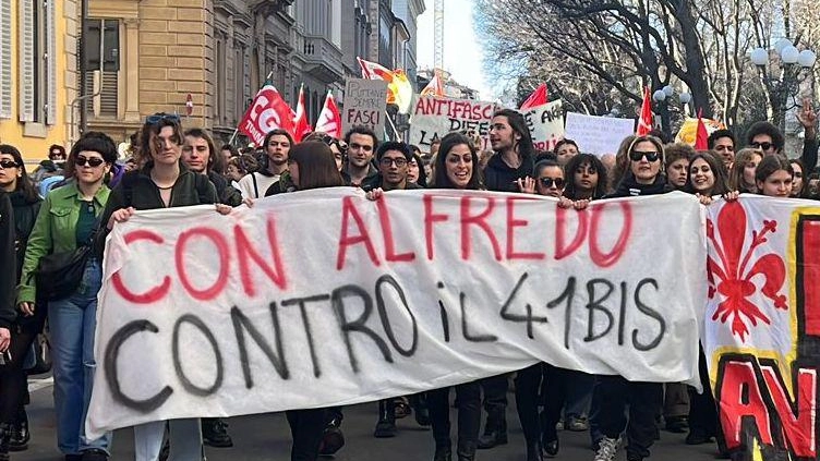 L’altro volto della piazza  Gli anarchici e i collettivi