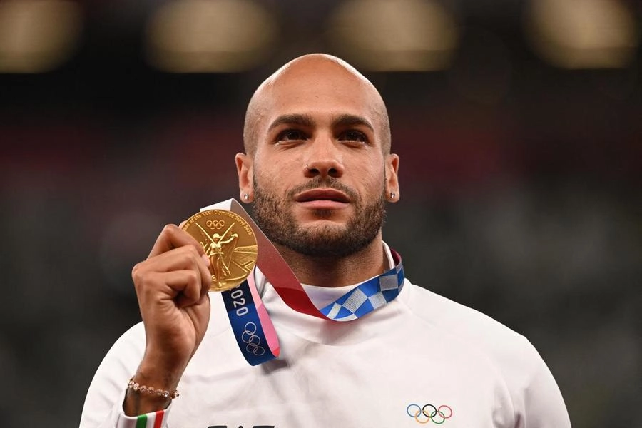 Marcell Jacobs con la medaglia d'oro (Ansa)