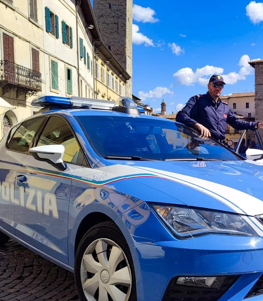 Con l’auto nella scarpata, salvato da polizia e pompieri