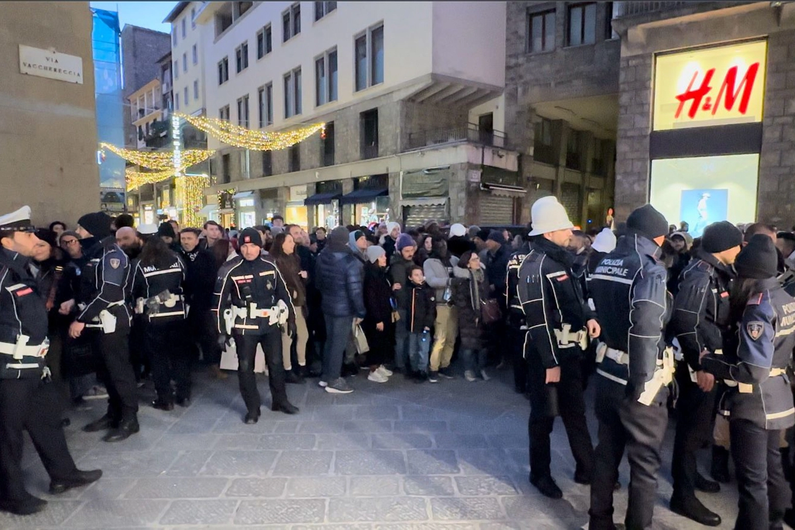 Tenore multato in strada a Firenze (foto Riccardo Germogli / Fotocronache Germogli)