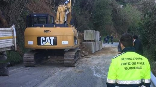 Lo smottamento sulla strada di Valeriano che ha bloccato il transito