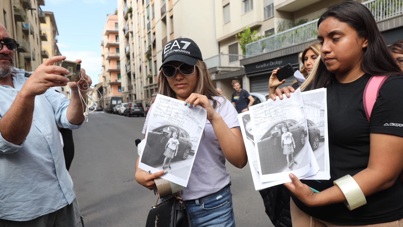 La mamma di Kata (a sinistra) mostra la foto di sua figlia (foto Giuseppe Cabras/New Press Photo)