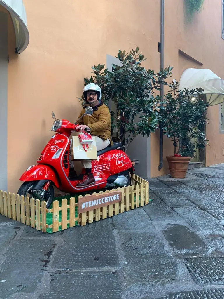 "Vespa rossa o slitta natalizia?"