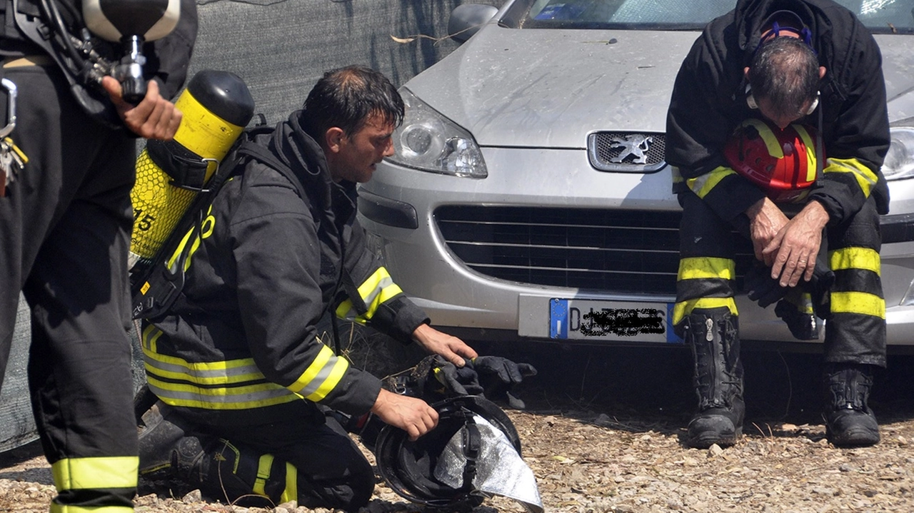 I vigili del fuoco dopo la lotta contro le fiamme