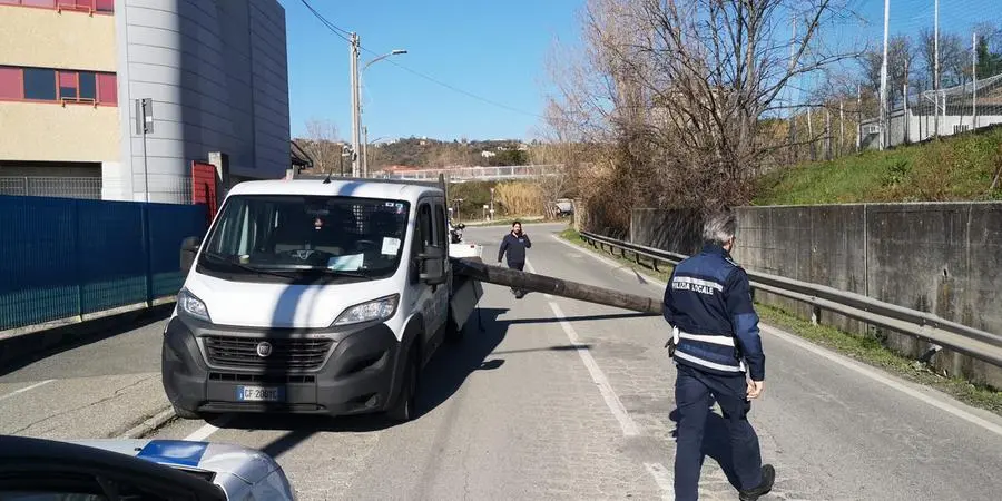 Camion perde un tubo metallico di 6 metri dal cassone, sfiorata la tragedia