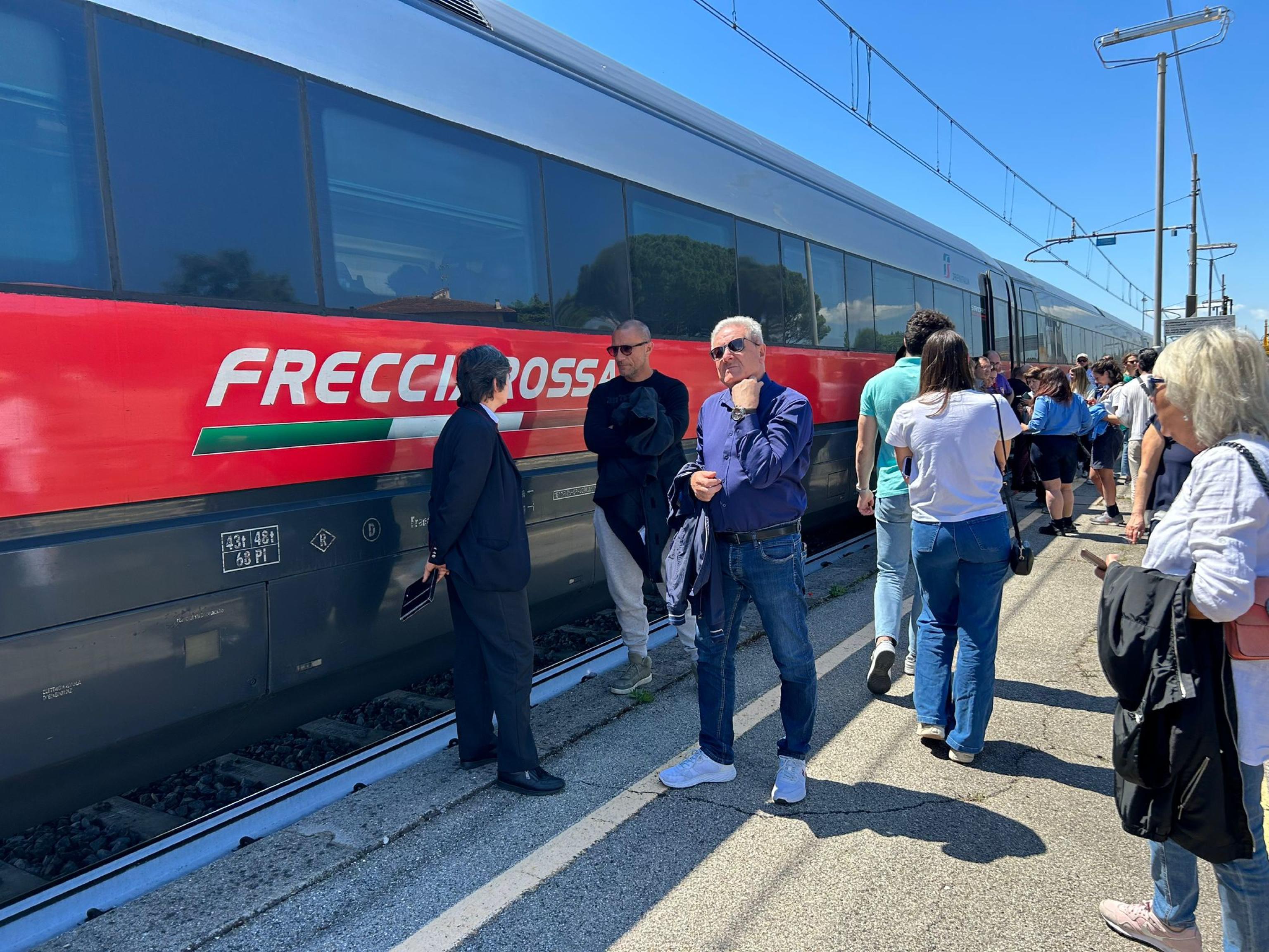 Guasto sulla linea ferroviaria nella lunga sosta c chi scende