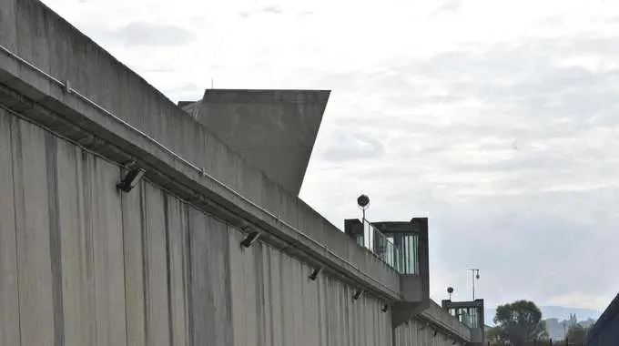 Carcere di Sollicciano, detenuto aggredisce due agenti penitenziari