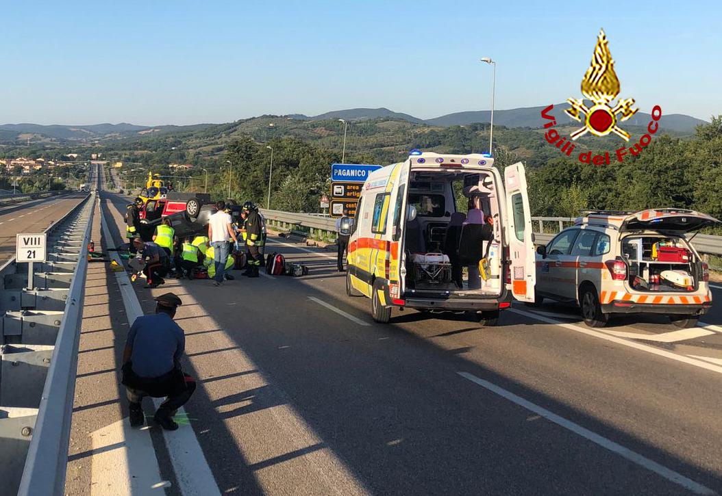 Spaventoso Schianto In Strada Auto Sbanda E Si Ribalta Gravi Una Tredicenne E Il Padre