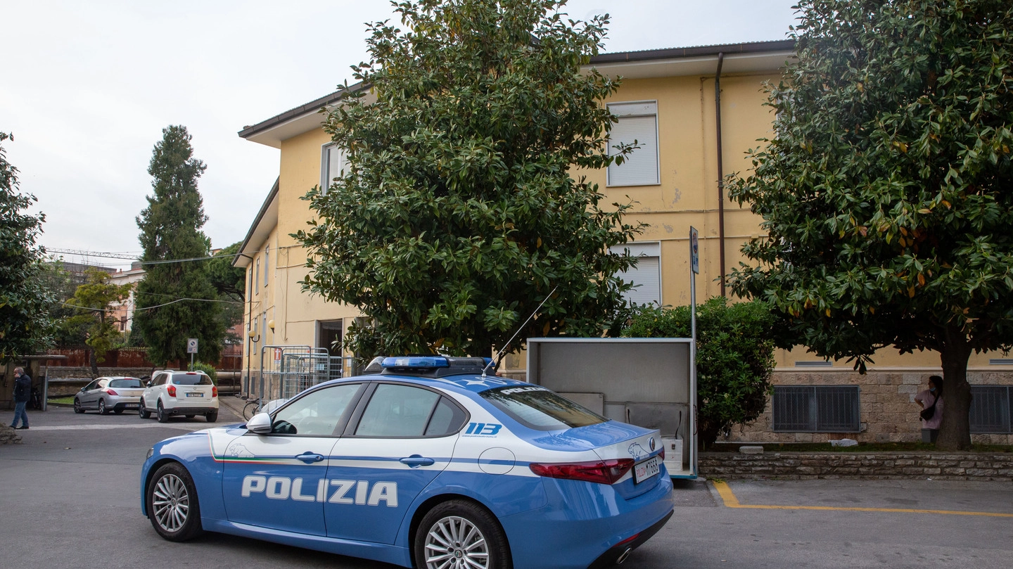 Una volante della polizia al Santa Chiara (Foto Del Punta/Valtriani)