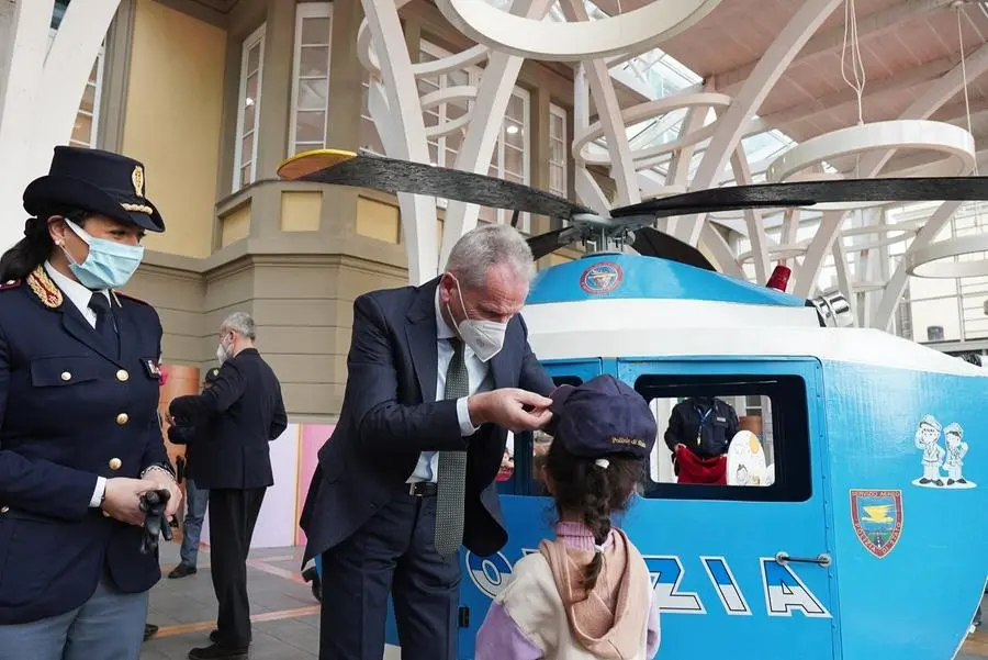 Firenze, la polizia regala un sorriso natalizio ai piccoli pazienti del Meyer