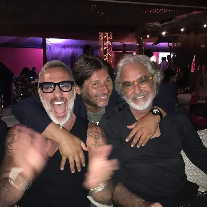 Grande festa per i 50 anni di Gianluca Vacchi. Il re dei social in Versilia con Briatore