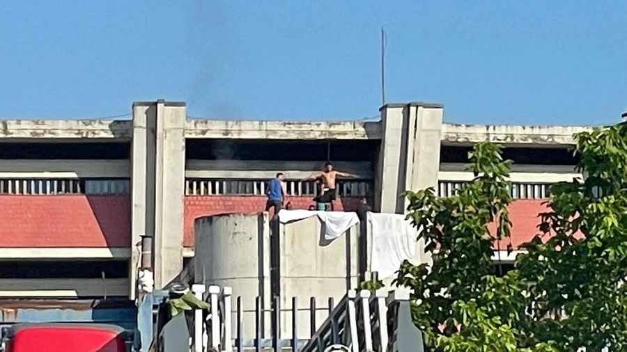 Un momento della protesta al carcere di Sollicciano (Germogli)