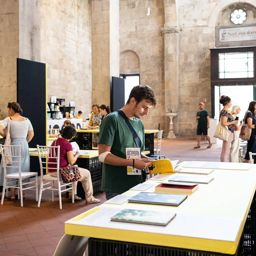 Piazze come librerie a cielo aperto. Diecimila volumi in vendita a 1 euro.  Il festival dedicato a Calvino