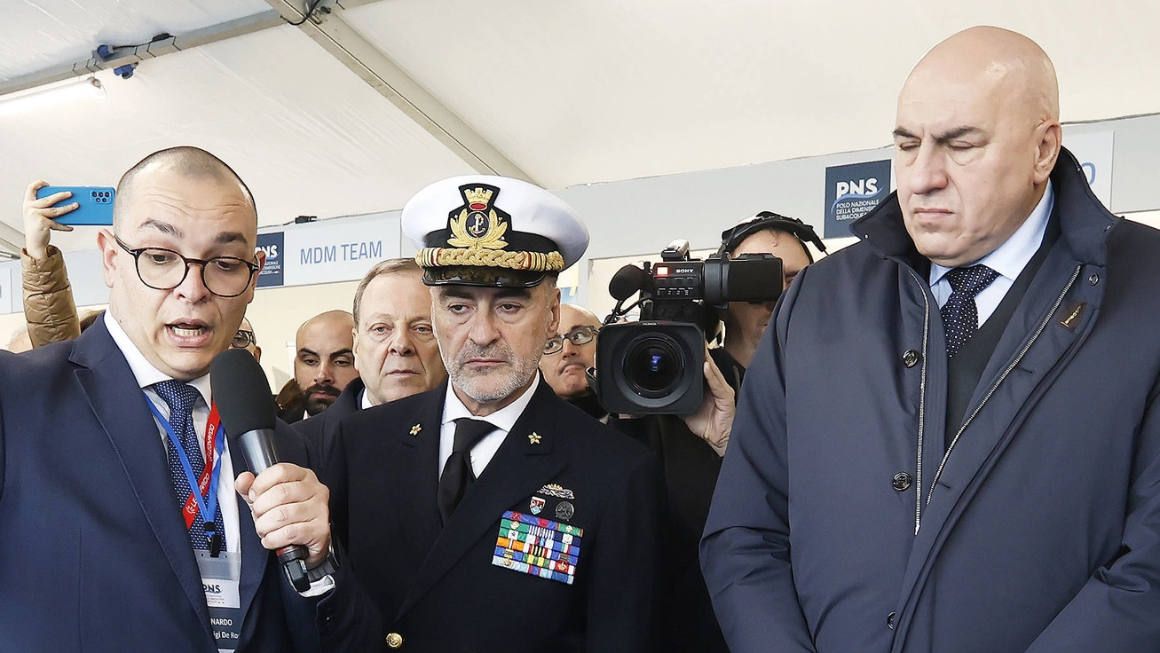 Il ministro Guido Crosetto alla Spezia con l’ammiraglio Enrico Credendino