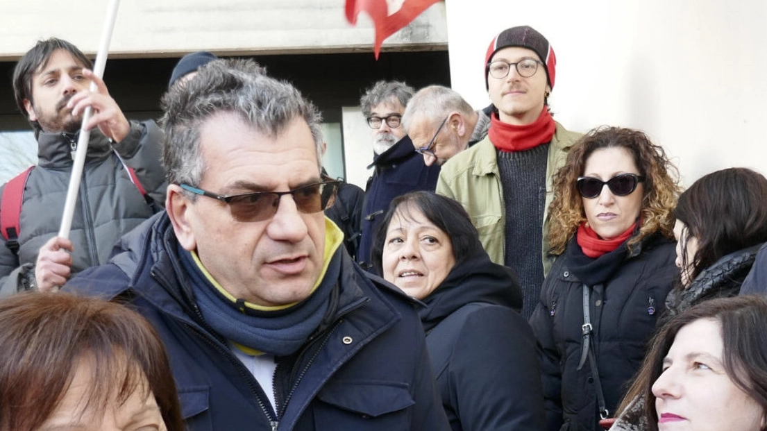 La manifestazione di fronte al giudice di pace organizzata dalla Cgil un mese fa (Foto Attalmi)