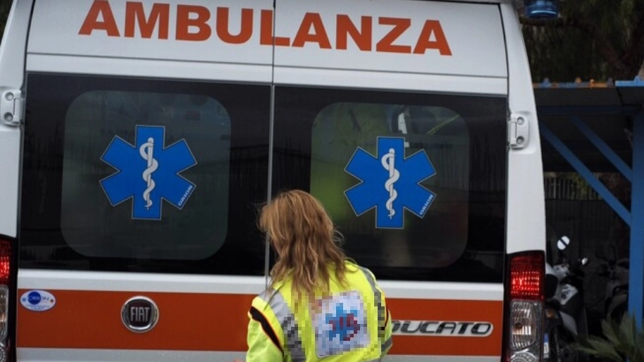 Ambulanza (immagine di repertorio, foto Ansa)