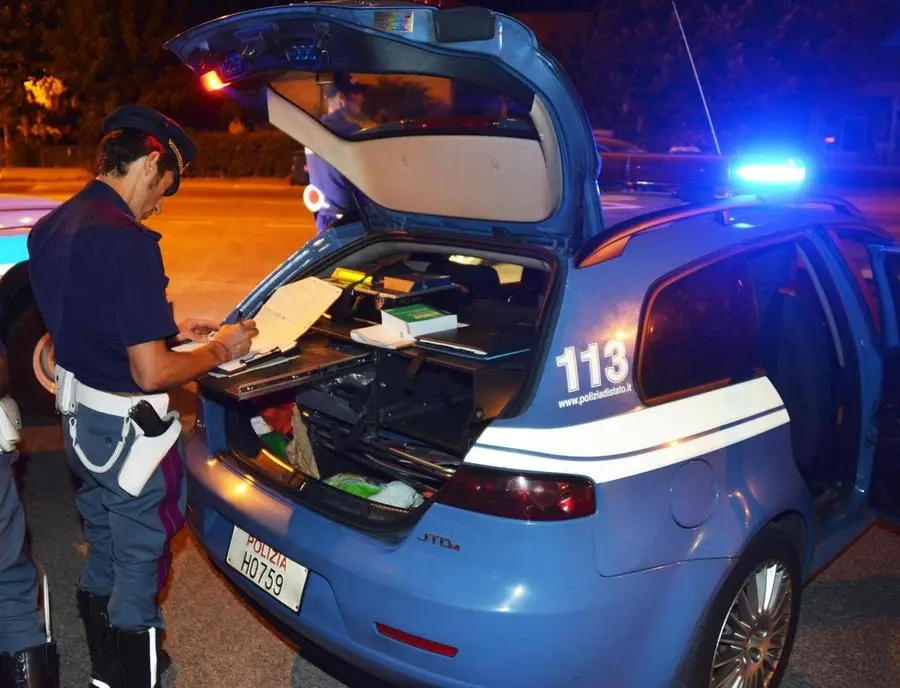 Lucca, si scaglia contro i vicini di casa: arrestata 60enne