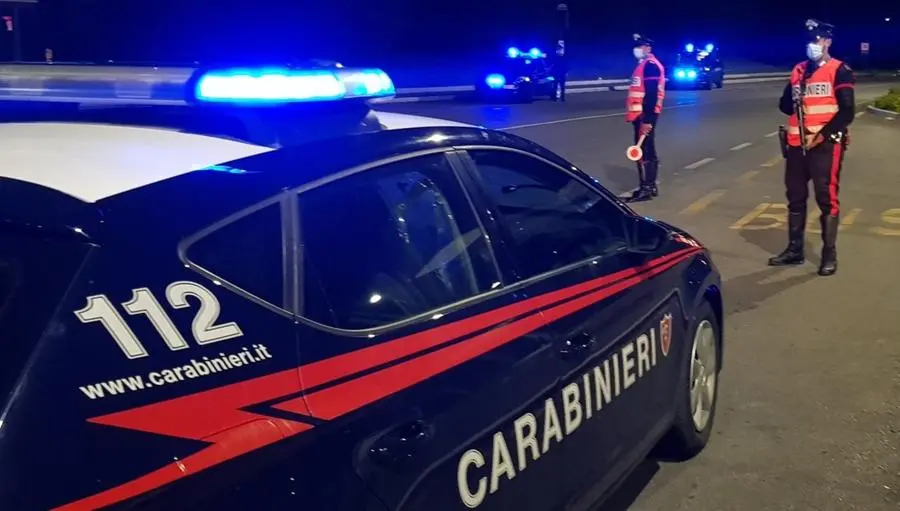 Pietrasanta, reagiscono ai ladri entrati in casa. Spari in aria per non farsi inseguire