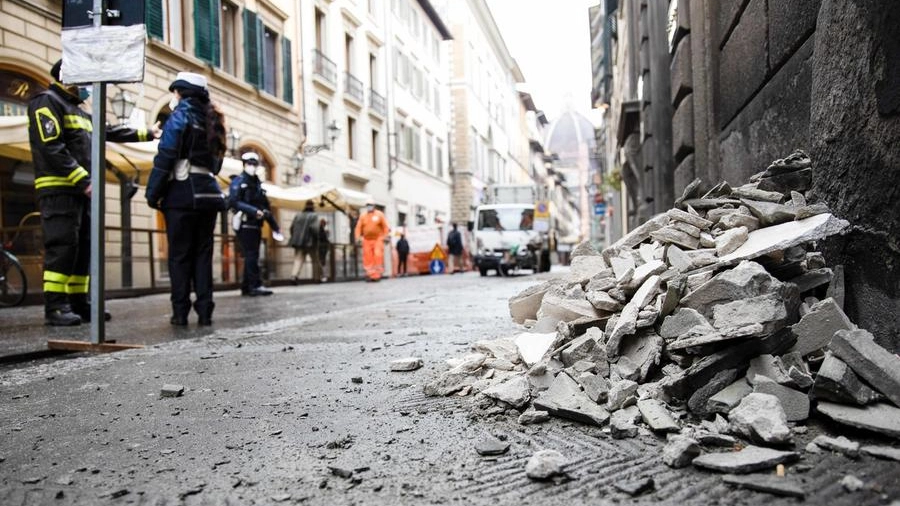 I detriti caduti sulla strada