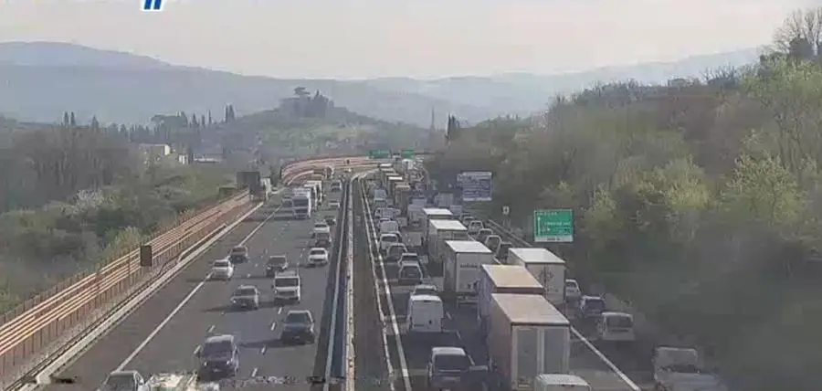 Lavori sulla A1, traffico in tilt. E stanotte chiusura totale del tratto fiorentino