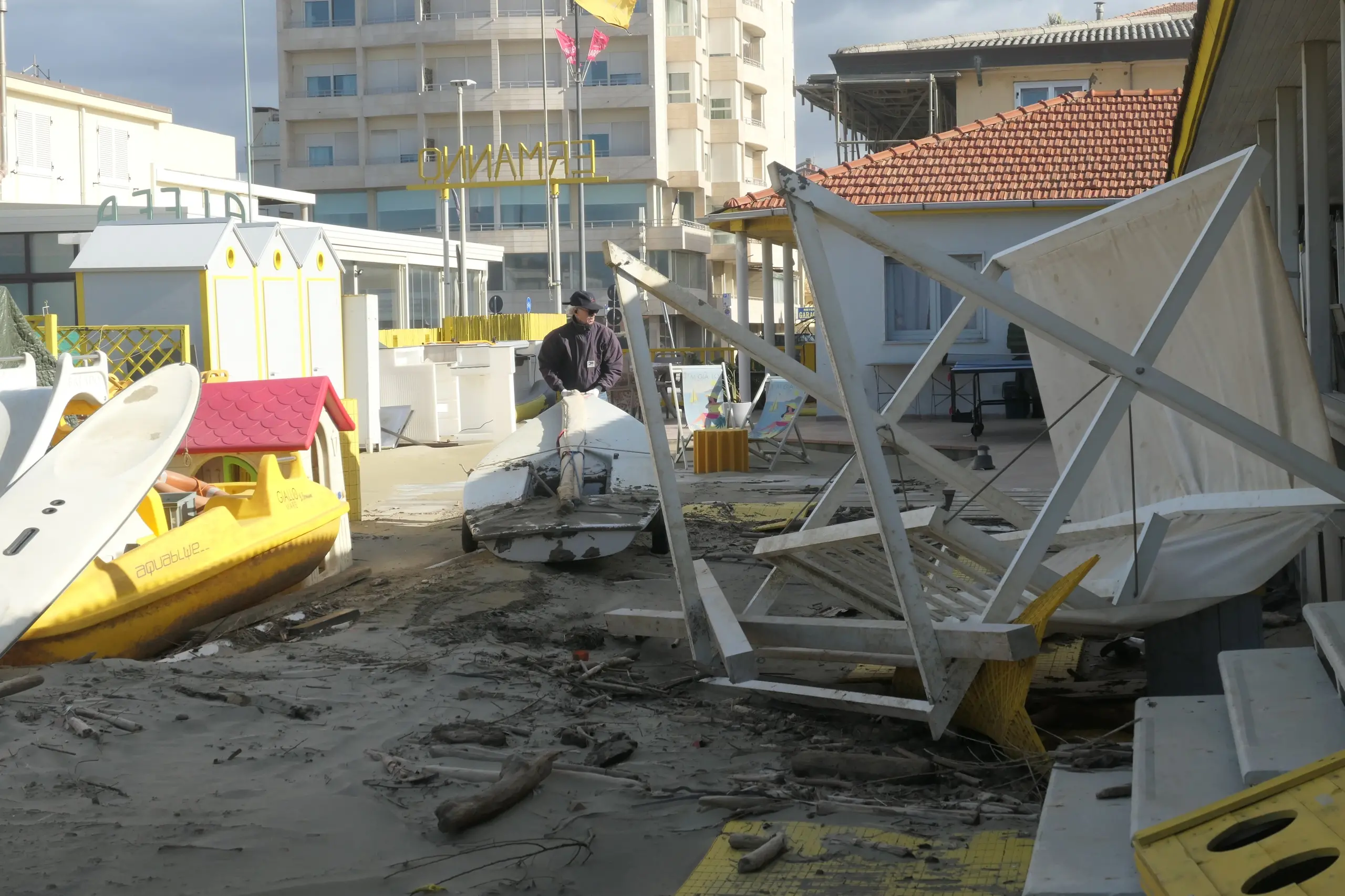 Il Maltempo Spazza La Costa: Vento E Mare Agitato. Onde Di 5 Metri ...