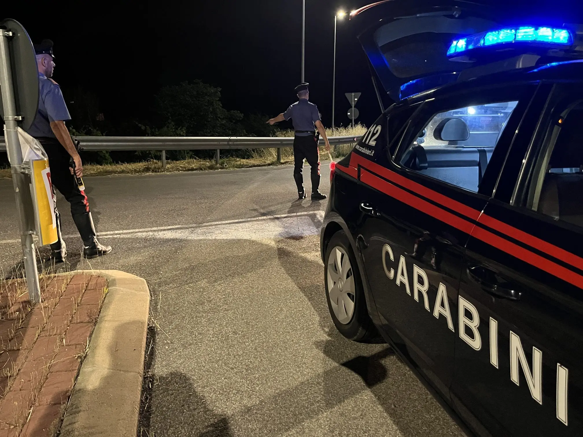 Prima Minaccia La Moglie E Poi Tenta Di Investire Un Carabiniere ...