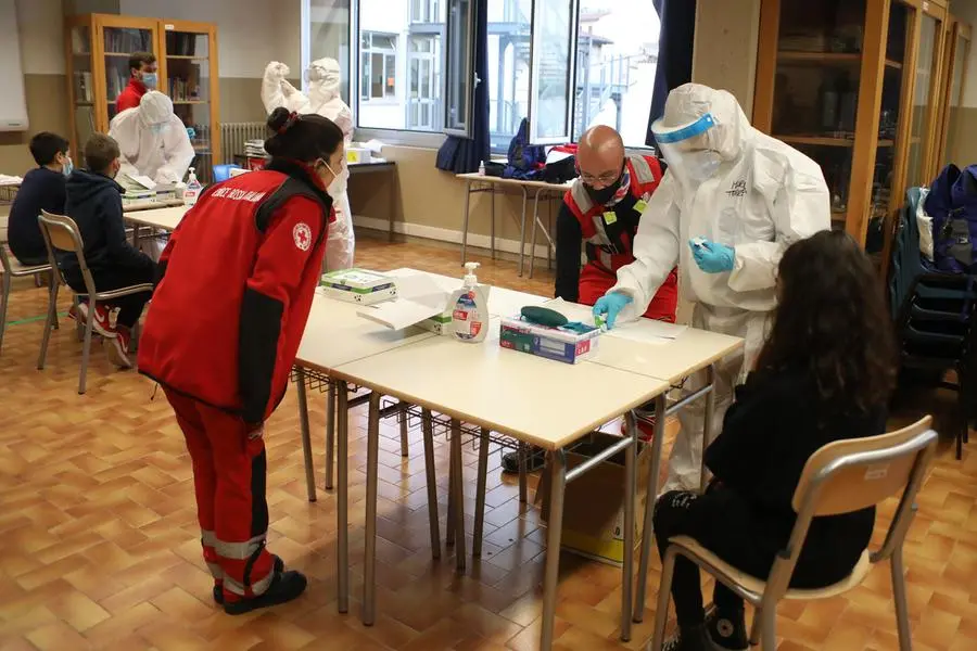 Screening a scuola prima della campanella: su 1800 un solo positivo