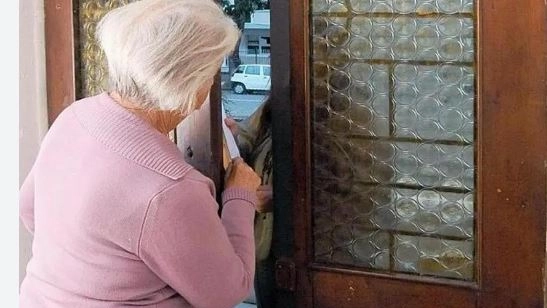 Anziana apre la porta a uno sconosciuto