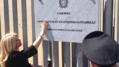 La vedova Claudia Francardi all’intitolazione della prima caserma in nome del marito, a Pineto un anno fa
