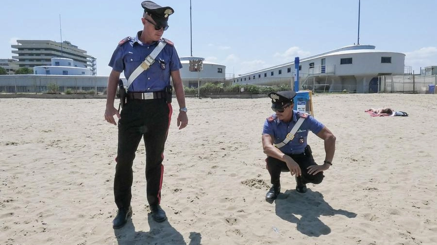 Carabinieri in spiaggia (foto di repertorio)