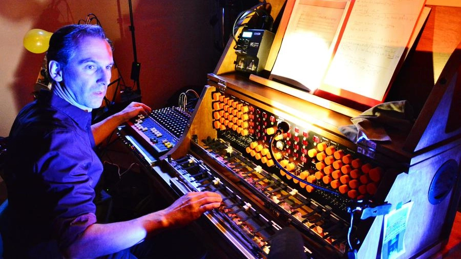 Peter Pichler al Trautonium (foto Dietmar Zwick)