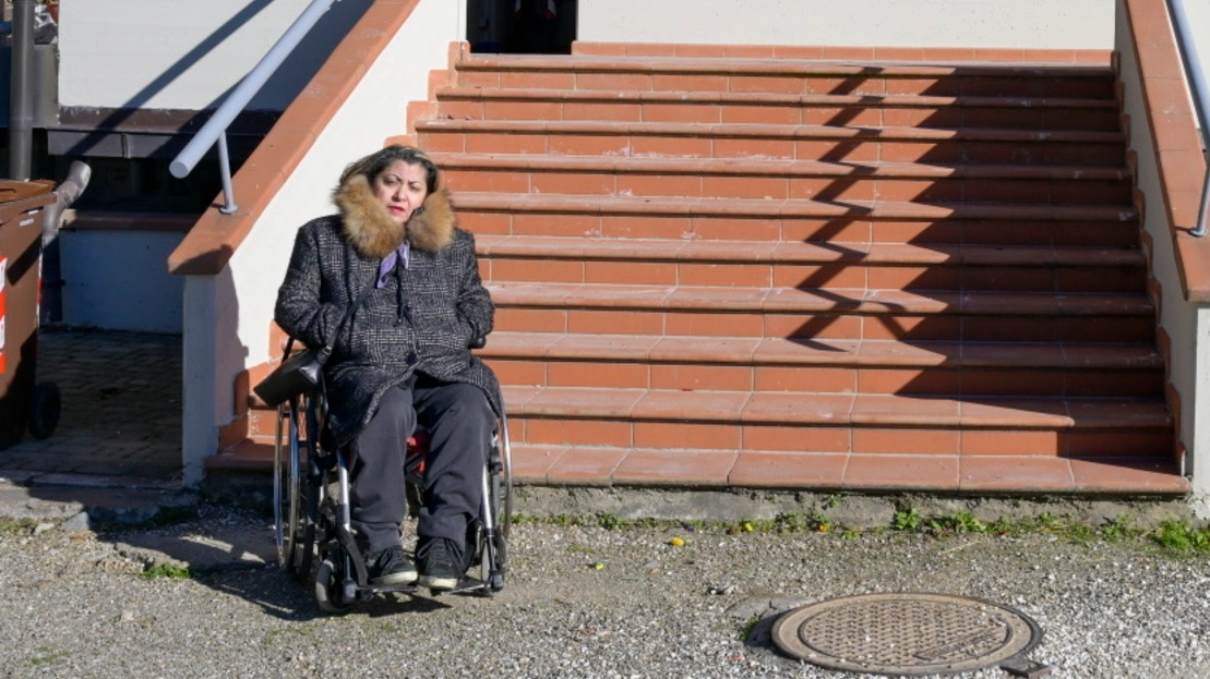 La signora Cipolla davanti alle scale del cimitero (Fotocronache Germogli)