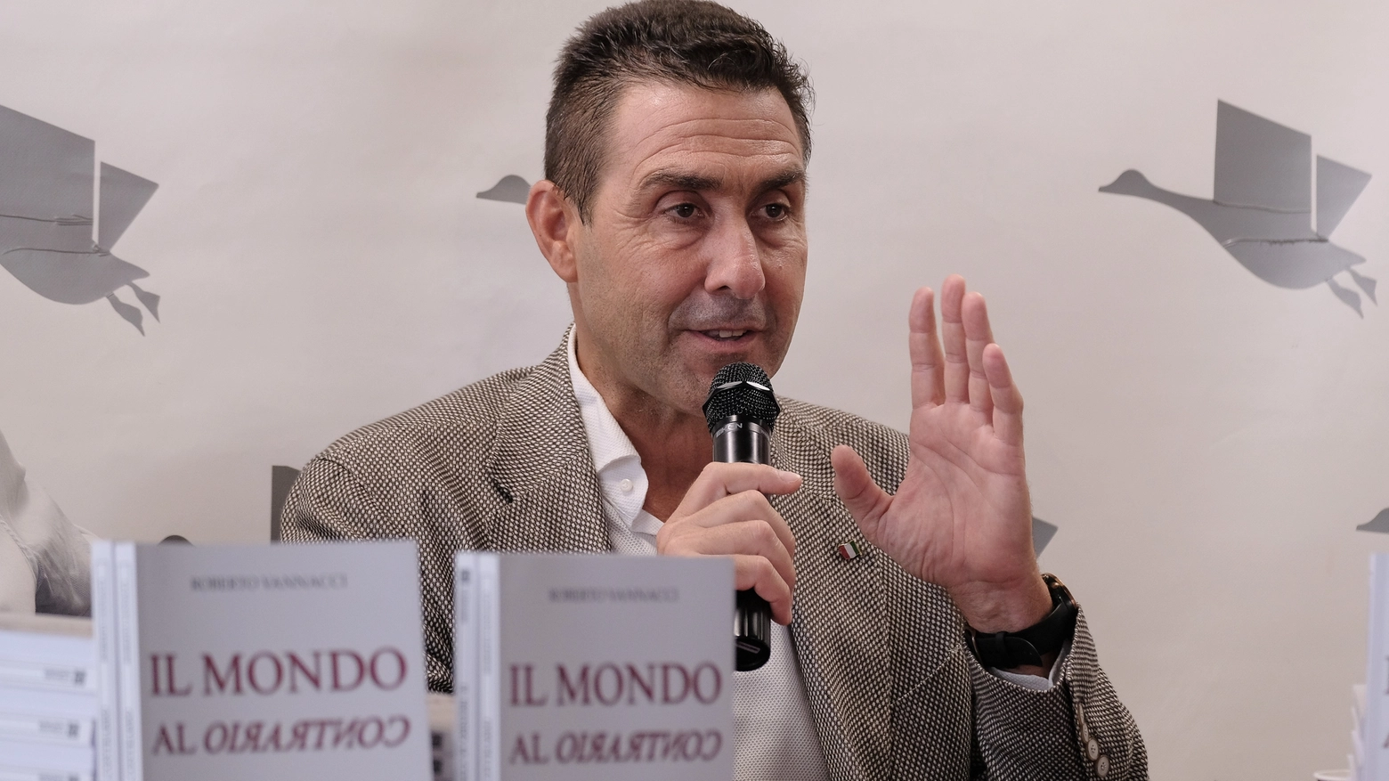 Il generale Roberto Vannacci a una presentazione del suo libro "Il mondo al contrario" (ImagoE)