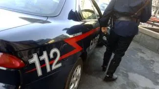 I ladri bussano a casa, poi forzano la porta. E trovano la proprietaria