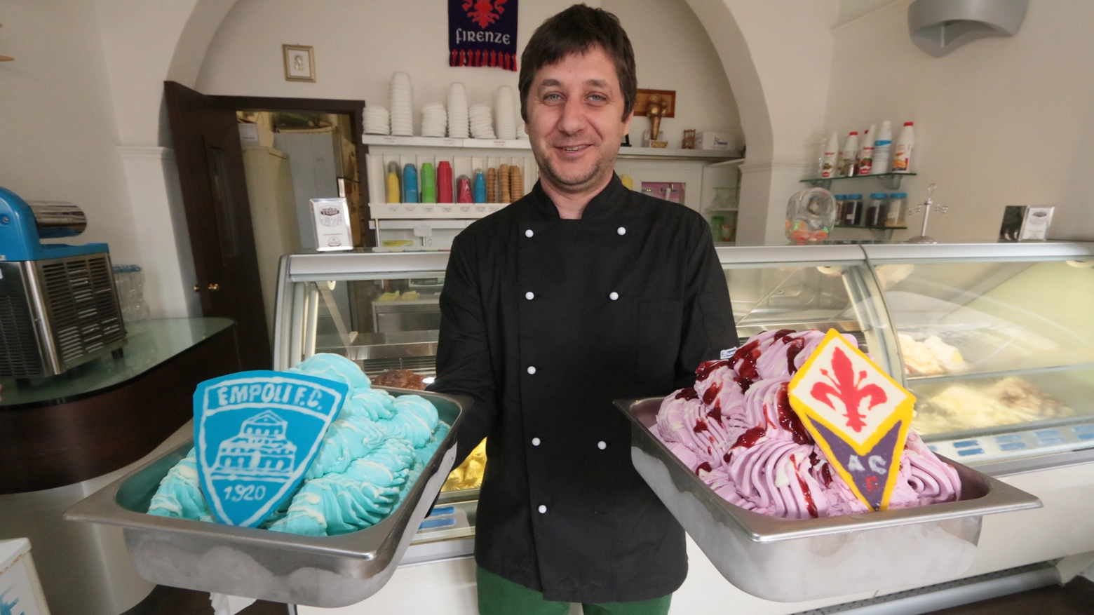 Stefano Armelani della pasticceria Fiorentina con i gelati creati il derby. Foto Germogli