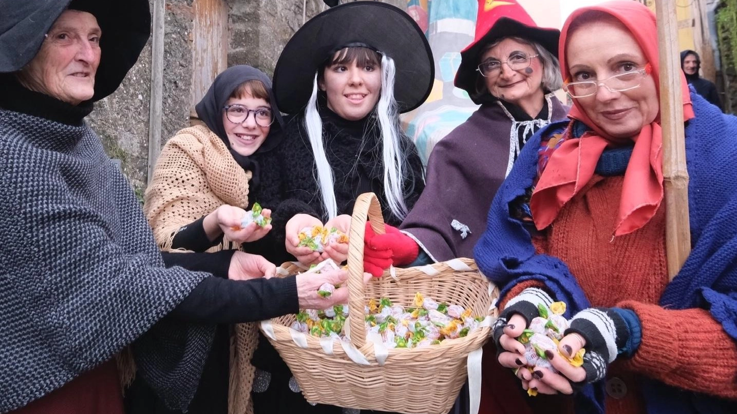 Quercia e Pontremoli. La calza dei record, l’arrivo in auto d’epoca. Poi il tour all’ospedale