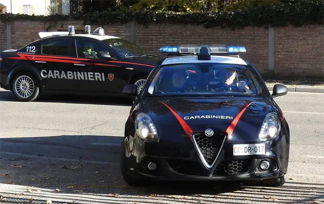 Minaccia la moglie con una mannaia, arrestato 50enne