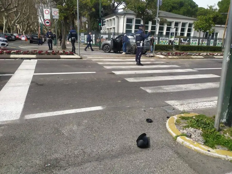 La Spezia: senza patente contromano in viale Italia, multe fino a 15mila euro